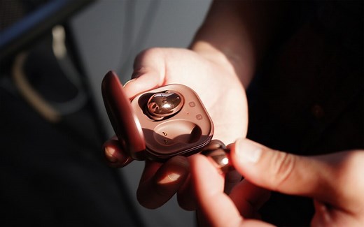 14 Best Ways to Fix Galaxy Buds Not Charging | Decortweaks