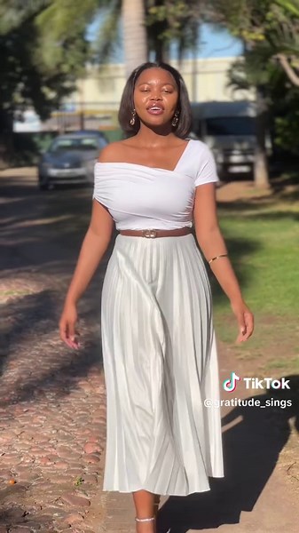 Stylish Outfits Featuring Pleated Skirts