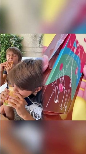 Cuando ya eres mayor para la mesa de los niños! Uno de mis mayores traumas! Insta: car.delorenzo