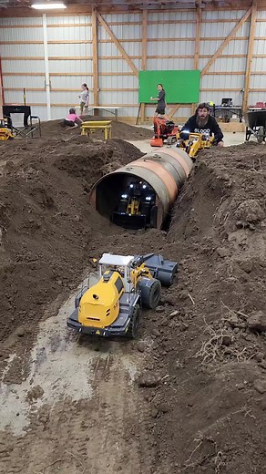RC Front End Loader Tunnel Cleanup at Marysville Show