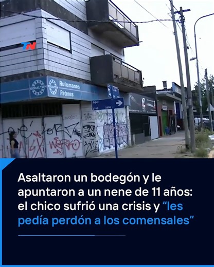 TN - Todo Noticias on Instagram: "Un grupo de delincuentes atacó a un padre y a un hijo mientras esperaban que saliera el pedido que habían hecho de empanadas. Los ladrones, armados, aprovecharon que ellos estaban en la vereda y se metieron en un bodegón para robarles a todos los clientes. Nadie resultó gravemente herido, pero el relato del dueño del local genera angustia: "El nene pedía disculpas por querer cenar empanadas""