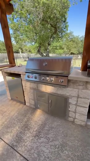 The cost to build a barbecue island can vary a lot, usually starting around $45,000 and going well past $100,000, depending on the finishes and appliances you choose. A simpler island with basic materials and a standard grill falls on the lower end, while high-end designs quickly move into luxury territory. Custom barbecue islands are essentially outdoor kitchens, and once you start adding premium appliances, upgraded stonework, refrigeration, sinks, and specialty features, the price can rival w