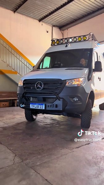 Pensa em um “TREM” bonito. 🤩 Sprinter 4x4 por nós: Easy traction e Easy Four. ✔️
