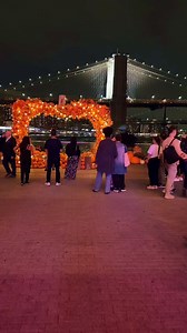 🍂🎃 Fall is here, and so is the Pumpkin Arch at Pier 17! 🎃🍂Capture the magic of autumn with this stunning display at the Heineken Riverdeck. Perfectly framing the Brooklyn Bridge, it’s a must-see for all your fall photo ops! 📸✨📍 Pier 17, South Street Seaport 🗓️ On display until November 7thTag us in your pumpkin pics and let us know your favorite fall activities in NYC! 🍁 | New York City Photos