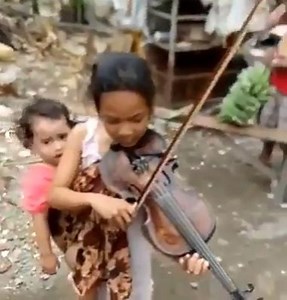 1.3M views · 26K reactions | Came via our Quality Music Appreciation group! This really is a remarkable young lady from Indonesia Jawa Nur Alam making the most of what she's got in a market place playing her Violin so beautifully with who we believe is her a baby cousin on her back! We wish her all the very best! For more great videos go to: https://themusicman.uk/ | The Music Man | Facebook