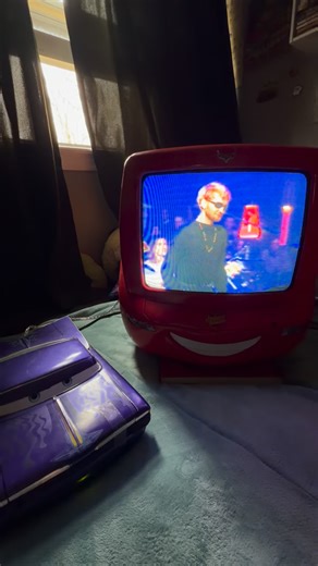 Mcqueen CD Player on Instagram: "I GOT IT WORKING! 95% of this show is getting posted, stay tuned folks, nutshell unplugged pt1 #mcqueen #cdplayer #physicalmedia #music #aliceinchains"