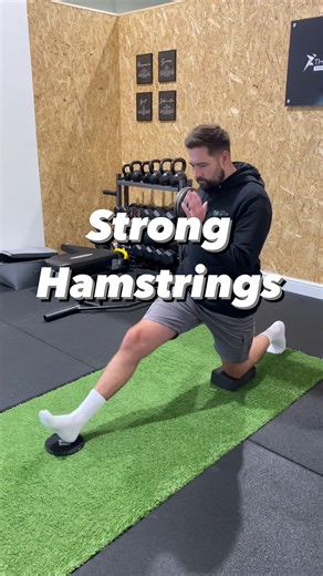 Stronger and longer 🦵🏻 We want to be be confident to move and strengthen the hamstrings at their full length and range of motion 💪🏻 Hamstring strengthening exercises can allow for protection and improved movement of the knees, legs, hips, even helping to relieve lower back pain and increasing flexibility and mobility 🚀 This can be a great option for controlling movement out of the flexed knee position where the hamstrings are shortened and working into length as we extend! Complimenting our