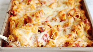 Easy Cheesy Pasta Bake with Sausage and Peppers. Printable Recipe: https://www.cravingsofalunatic.com/easy-cheesy-pasta-bake-with-sausage-and-peppers/ | Cravings of a Lunatic