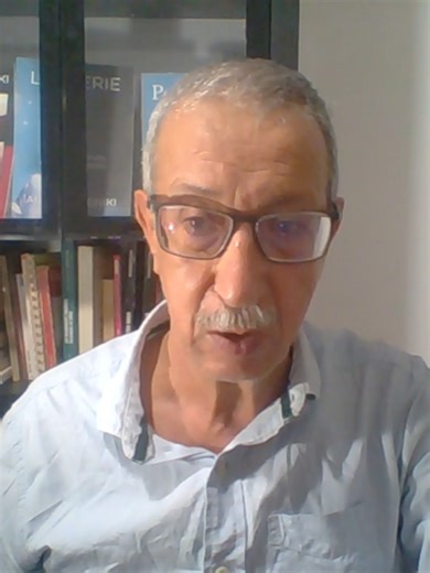 Dans cette vidéo, nous explorons Le délicat plaisir de la lecture littéraire, un texte qui interroge la lecture comme acte critique, subjectif et polysystémique. De Edward Said à Roland Barthes, de Jacques Lacan à Max Weber, en passant par Todorov, Derrida et Abdelkébir Khatibi, ce parcours met en lumière la complexité du rapport entre écrivain, texte et lecteur. Nous verrons comment la lecture littéraire dépasse les oppositions binaires, convoque l’inconscient, et mobilise des disciplines multi