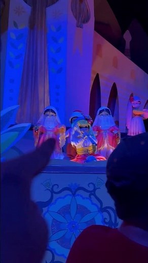 Another animatronic malfunction on Its A Small World Holiday 🫢 #itsasmallworld #disneyland