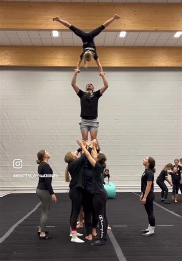 Life is all about balance.. especially when you’re this high up!🤭😂 #fyp #goviral #acrobatics #handstand