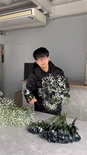 モノトーンのコントラストが映えるブラックローズとかすみ草の花束