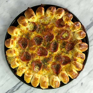 897K views · 2.8K shares | Plain pizza crust? Pshh, so wonder it gets left behind. Enjoy warm, cheese-filled nuggets instead. Full Recipe: taste.md/2AEVn6q : Tastemade Brasil | Tastemade | Facebook