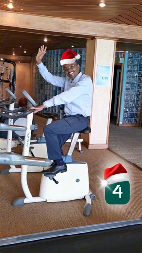 À Tana, si le ciel de décembre est capricieux, la bonne humeur de notre équipe, elle, est un rayon de soleil constant. Depuis plus de 25 ans, Hervé, notre assistant de direction, en est la plus belle incarnation : Son « Hey ! » chaleureux et sa présence bienveillante illuminent nos journées et incarnent parfaitement cet esprit d’accueil qui nous est cher. Une convivialité qui, tout simplement, fait du bien. | Les Hotels Palissandre