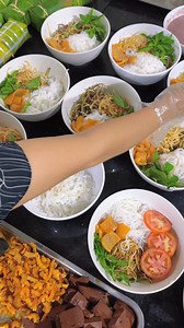 306K views · 4.6K reactions | Trưa nay đổi vị với món 퓑퓾́퓷 퓻퓲퓮̂퓾 퓽퓸̂퓶 퓴퓱퓸̂ hấp dẫn. Vị tôm khô thơm lừng, nước dùng ngọt thanh, thêm chút mắm tôm và rau sống là đủ làm bữa trưa tròn vị. Mời cả nhà cùng ăn với mình nhé! | Duyên Nguyễn | Facebook