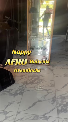 🔥 Coulisses exclusives avec Ti Papa chez NappyAfroDreadLocks 🔥 Ambiance réelle, moments authentiques 💈✨ L’artiste Ti Papa en pleine vibe au salon avec AfroHairCuts et le coiffeur JD. Entre musique, style et passion, on vous montre l’envers du décor 🔥 📍 NappyAfroDreadLocks — là où les artistes passent pour le style. #Hashtags : #NappyAfroDreadLocks #TiPapa #AfroHairCuts #JDCoiffeur @JD_THERAPIE @Afrohaircuts @capitaine.509 @ti_papa_973👑🪮🔫🇬🇫 @Lion P @KILLI_OFFICIEL10