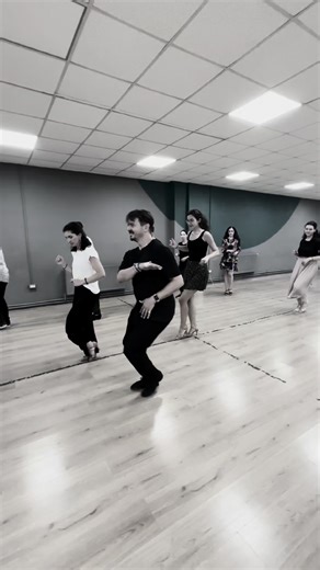 Iubesc sa invat oamenii sa danseze. Probabil ca știți asta deja, dar repet pentru ca e fascinant cum se transforma in scurt timp, capătă încredere, postura mai frumoasa, reusesc sa se coordoneze armonios, sa se bucure de muzica. Distracția vine mereu la pachet ca o urmare fireasca, mai ales la grupa pentru adulti. Va las un sneak peek si ma bucur sa va anunț ca incepem înscrieri pentru o noua grupa Academia de Dans Mihai Petre Hai sa ne cunoaștem! 💃🕺🏻 | Mihai Petre