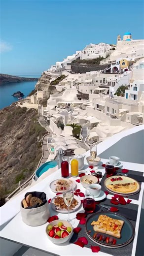 Good morning everyone 🌄 🌞 😊 Would you have your breakfast here?✨ 📍@luxuriousplaces #santorini #echoesluxurysuites #beautifulhotels #hotelsandresorts #luxuryvacations