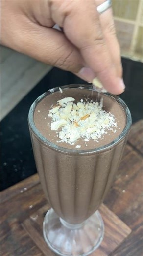 Making this insane healthy chocolate oat shake 😘