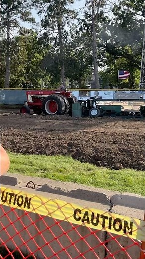 1466 International with duals at tractor pull
