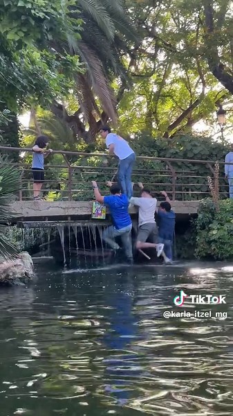 Parte 2 de sus cosas? Un recuerdo de Barcelona y mis amigos disfrutando del viaje jajajaja Quieren ver como recuperaron sus cosas del bote? 🛶 #barcelona #viaje #trip #Amigos #europa #lomejornuncasesube #badbunny