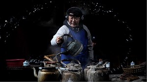 In this episode of “Housed in Tradition,” we travel to the outskirts of Chengdu to experience the authentic charm of the century-old Pengzhen Teahouse, also known as the Guanyin Attic Teahouse. Just 30 kilometers from the bustling city center, this teahouse transports visitors to a simpler time. Join CGTN’s Qi Jie as she meets Li Qiang, the longtime owner, who shares how this cherished spot serves as a living connection between the past and present. Discover how tradition, community, and history