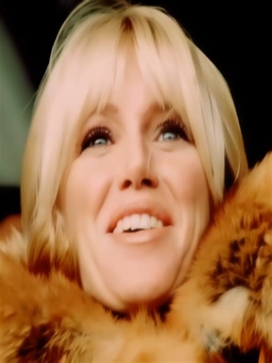 Yesterday’s Hero (1979) - Fur Fashion Edit - FurGlamor.com #furglamor #fur #furcoat #furfashion #filmstyle #filmfashion #womeninfur #furonfilm #70sfashion #70sstyle #foxfur #foxfurcoat #redfoxfur #filmedit #fashionedit #fanedit Where my Suzanne Somers fans at? Wherever old people still use the internet and not TikTok? Oh, right. Anyway, here’s Miss Somers in a full-length red fox fur coat, seen only intermittently at the end of the 1979 movie Yesterday’s Hero. As you can tell, it involves a lot 