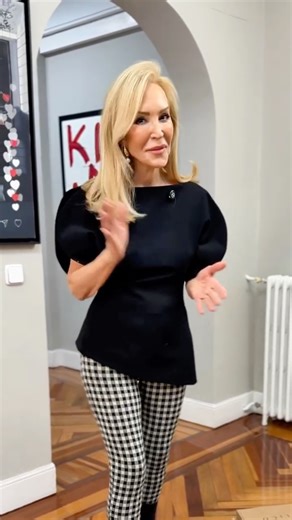 @carmen_lomana on Instagram: "Cuando crees que ya lo tienes todo… llegan los de @lico_cosmetics a crearte otra necesidad 😅📦✨ Mi piel es exigente, y no se conforma con cualquier cosa. Por eso Nordic Essence me ha conquistado: MiniProteínas, ciencia y un efecto tensor que se nota 💫​🤍 Cuando la innovación está a tu altura… se nota en la piel. #licocosmetics #soylicolover #nordicessence"