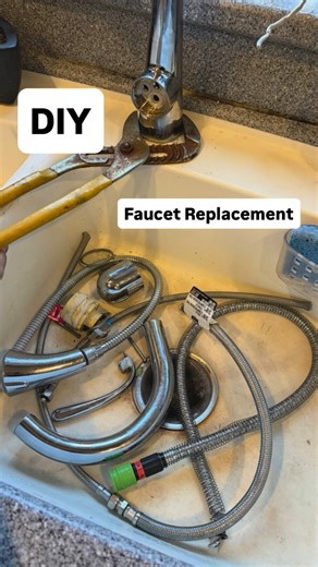 Delta ShieldSpray Technology cleans with laser-like precision while containing mess and splatter. A concentrated jet within a protective sphere of water powers ... WOW! 🤯 #4chinsreels #deltashieldspray #deltashieldsprayfaucet #dıy | Michael Chin