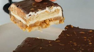 ZASLADITE SE NA NAJBOLJI NAČIN, NAPRAVITE NEODOLJIVU SNIKERS TORTU SA KEKSOM: Ukus će vas oboriti s nogu i poželećete još (RECEPT)