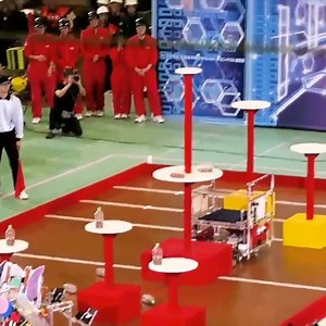 Estos robots lanzan botellas de agua a la perfección. ¿Puede haber un concurso de robótica más divertido? 😍 | Computer Hoy