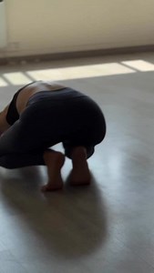 . . Este año viajé con una alumna, actualmente amiga, muy querida. Me acompañó en la gira de cursos por España. Nos conocemos hace varios años. Se acercó a mis clases “a mirar” Pensando que no iba a poder. Por su edad -más de 60 años- falta de fuerza, temor, etc. Su recorrido me inspira Me emociona y gratifica. Muchos de ustedes llegan a mi perfil, les gusta lo que ven y sienten que nunca van a poder hacer esto con el cuerpo, ven los videos con una sensación de algo inalcanzable. Le pedí permiso