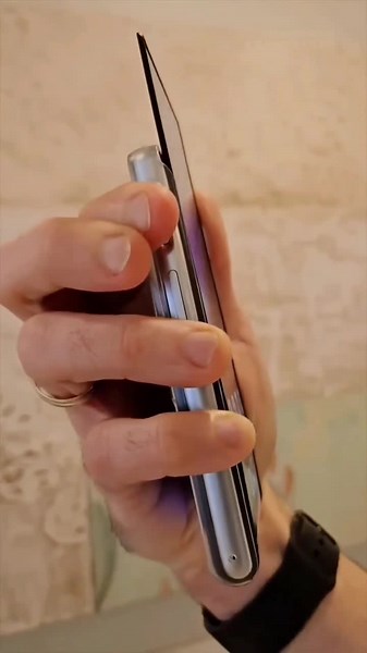Sliding Smartphone - Motorola Rizr Rollable Smartphone #tech #hottech #technews #trending #luxurylifestyle #smartphone #luxuryphones #luxurylife