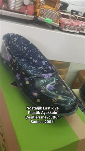 Afyonkarahisar Hatıra Dükkanı'nda nostaljik lastik ve plastik ayakkabı çeşitleri mevcuttur. 200 TL