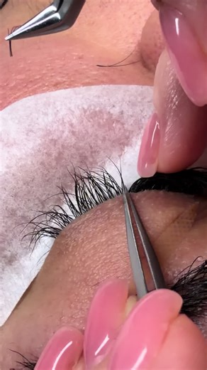 Lash set in progress 🪄#lashextension #lashextensionlondon #walthamstowlashes#lashwithme #london