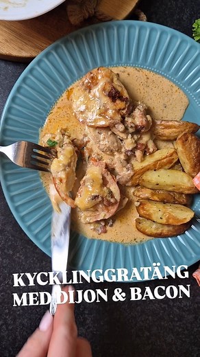 Fanny Hammar on Instagram: "KYCKLINGGRATÄNG MED DIJONSENAP OCH BACON 600 g kycklingfiléer eller innerfileer 140 g bacon 3 dl grädde 2 msk kalvfond 2 tsk dijonsenap 3 vitlöksklyftor, pressade 2 tomater, skivade 125 g ost, jag hade västerbottensost - ett utmärkt val Salt, peppar och paprikapulver Dela kycklingfiléerna en gång på längden om du använder hela filéer. Bryn kycklingen, den ska bara få fin färg, inte stekas igenom. Krydda med salt, peppar och paprikapulver. Lägg upp i en ugnsform. Stek