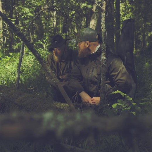 🦊 Hyttyset käy päälle, mutta repolainen ei hätkähdä. Se seisoo hiljaa – ei siksi, ettei huomaisi niitä, vaan koska ne kuuluvat tänne. Niin kuin sinäkin. Never leave the forest. Metsästysvaatteet sille tosimetsästäjälle, joka ei vieläkään ole lähdössä kotiin | Repo Extreme