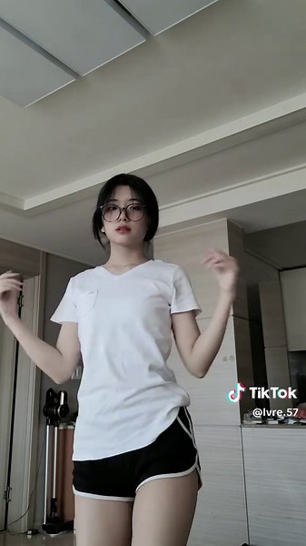 Expressive Hand Gestures in a Living Room Setting