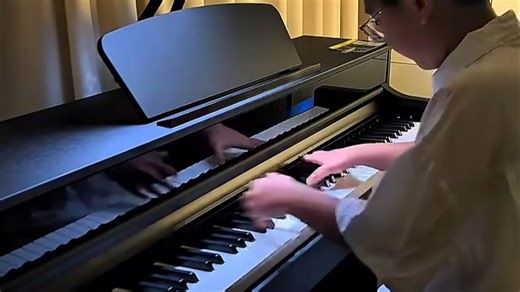 客厅里的治愈时光电钢琴，型号KAWAI CA-300，轻盈音色与真实触键，弹奏《鸟之诗》让周末慵懒时刻更有温度，家庭互动更温馨。