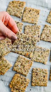 Knækbrød 🌾🍫 De fleste har måske prøvet at lave hjemmelavede knækbrød - men har du prøvet at lave knækbrød med chokolade??✨ Det smager virkelig godt og er en genial snack, når den lille sult melder sig 😍 OPSKRIFT (32 skiver) Ingredienser * 4 dl blandede kerner (fx. chiafrø, hampefrø solsikkekerner, græskarkerner, sesamfrø osv.) * 1 dl grovvalset havregryn * 3½ dl hvedemel * 1 tsk. bagepulver * 2 tsk. salt * 2 dl vand * 1,25 dl neutral olie (fx raps- eller solsikkeolie) * 50-100 g mørk chokolad