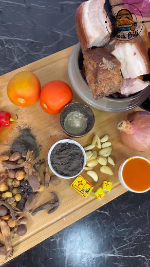 Conteur Culinaire🪄 📖💫 Tresor Nwoula on Instagram: "Mbongo de Porc fumé CAMEROUN 🇨🇲🇨🇲 Le mbongo est un est camerounais de la culture bassa, en effet son nom lui vient de son ingrédient principal (mbongo). Encore appelé sauce ébène, elle a une couleur noire du fait de ses épices brûlées pendant des heures. Ingrédients (6 personnes) * 2 kg de porc fumé * 50 g de djanssang * 1 oignon * Deux tomates * 25 g de mbongo * 6 maggi étoile * Odjom messep * 2 cuillères à soupe d’huile d’arachide ou de