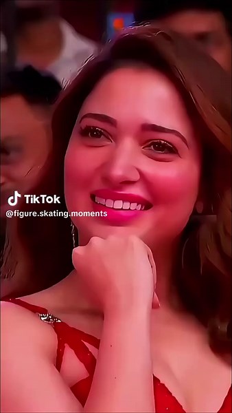 Wait for the reaction! 😱 The perfect ice skating couple ⛸️✨ A beautiful moment of synchronized ice skating. The grace and elegance of this couple are unmatched. ⛸️✨ ​Music and vibes on point. #art #animation #icedance #beautiful #couplegoals