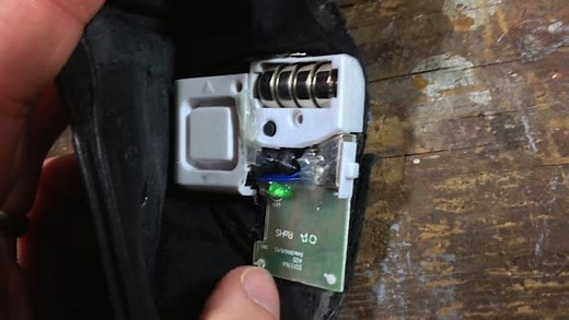 Simple wallet hack uses magnetic alarms to stave off pickpockets