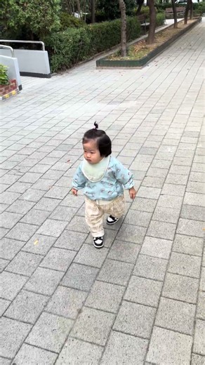 진짜 걷는게 왜케 웃기고 귀엽지 ㅋ