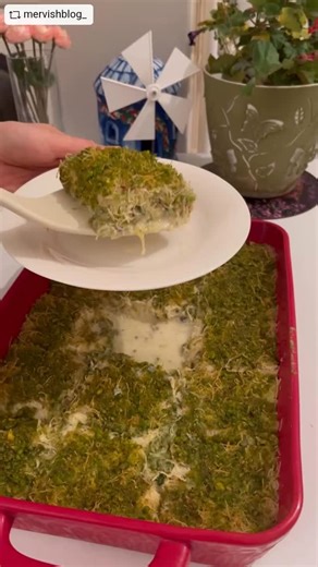 TARİFDEFTERİNİZ on Instagram: "#REPOST @mervishblog_ with @download_repost_pro - Sütlü Kadayıf hastası olarak bu tarif hem benden hem çevremden çoook geçeli not aldı 💐 Beni çok şaşırttı ve inanılmaz lezzetli oldu 🌼 Tarifi buraya bırakıyorum ✨ 400 gr çiğ kadayıf 125 gr tereyağı Şerbeti için 1 litre süt 300 gr krema 1 su bardağı şeker 1 paket Vanilin 1 paket kare beyaz çikolata 🌼Kadayıfları küçük parçalara keselim, erittiğimiz tereyağı ile karıştırıp tepsiye serelim, arasına istediğin herhan