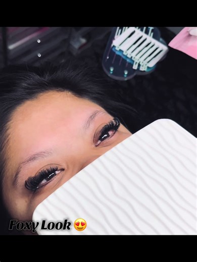 lovveeee 😍😍 using @Lashbox LA lash trays & @veyelash adhesive, primer bonder ✨ #beginnerlashtech #homebased #veyeslashes #LBLA #texaslashtech