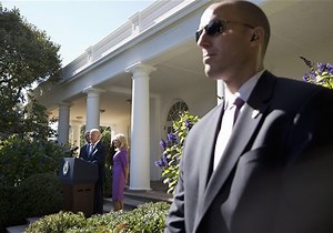 Report: Secret Service Agent Loses Gun, Badge to Thief Near White House