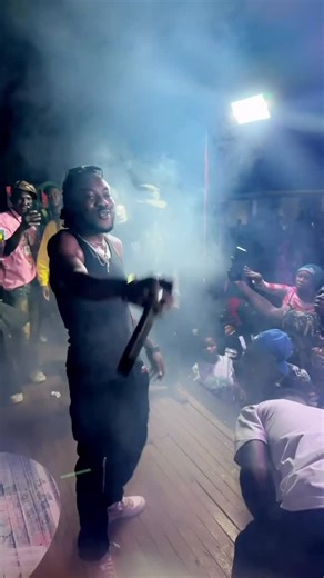 ADDI SELF🎤♍️🇬🇭🇳🇬🇨🇦 on Instagram: "I no dey do self put put so they want eat my food 🥘 brother I go 🥊 touch you ⚒️⚒️⚒️ thunder fire them on any stage show ✈️✈️✈️✈️ #GodBlessGod #Self #Nation 💯🩸"