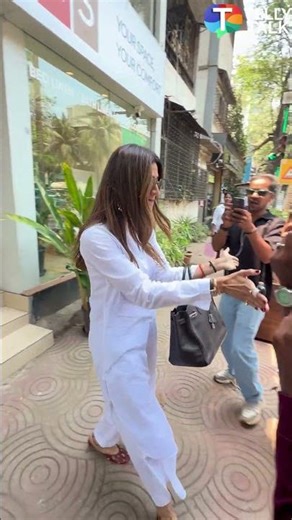 Shilpa Shetty ne Paps ko ruk kar nahi diye pose #shorts #shilpashetty