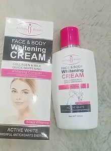 Aichun Beauty Face & Body Whitening Cream with Milk & Collagen – Brightening, Moisturizing & Softening Care (120ml) Aichun Beauty Face & Body Whitening Cream একটি মাল্টি-পারপাস ব্রাইটেনিং কেয়ার সল্যুশন, যা ফেস ও বডি—উভয়ের জন্যই ব্যবহার উপযোগী। মিল্ক ও কোলাজেন সমৃদ্ধ এই ক্রিমটি ত্বকের গভীরে পুষ্টি জোগায়, শুষ্কতা কমায় এবং নিয়মিত ব্যবহারে ত্বককে করে তোলে আরও উজ্জ্বল, নরম ও মসৃণ। এই ক্রিমটি ত্বকের ডালনেস কমাতে, স্কিন টোন ইভেন করতে এবং দীর্ঘসময় ময়েশ্চার ধরে রাখতে সাহায্য করে। হালকা টেক্সচার হওয়ায় সহজ